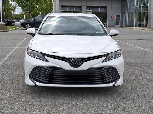SUPER WHITE 2018 Toyota Camry LE