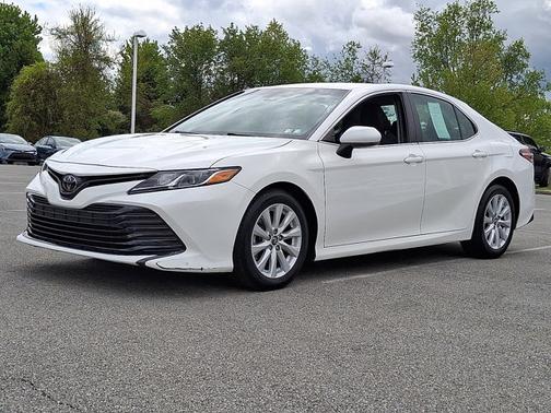 SUPER WHITE 2018 Toyota Camry LE