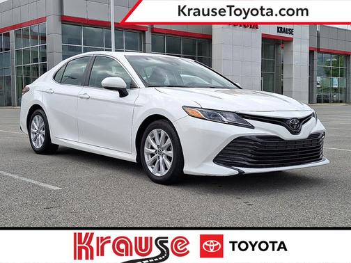 SUPER WHITE 2018 Toyota Camry LE