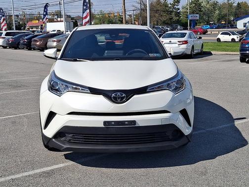 BLIZZARD PEARL 2019 Toyota C-HR LE