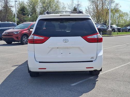 2019 Toyota Sienna LE