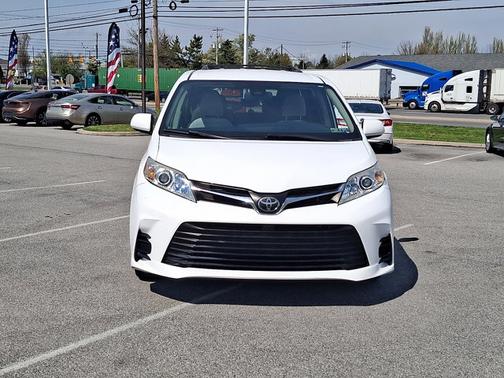 2019 Toyota Sienna LE
