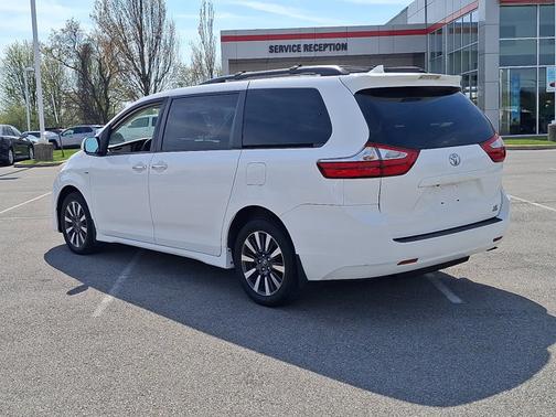 2019 Toyota Sienna LE