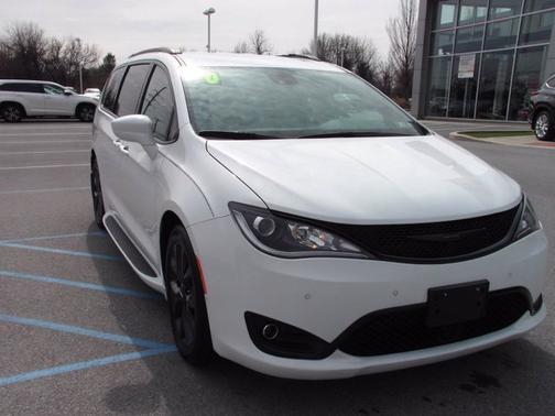 Photo 2 of 32 of 2020 Chrysler Pacifica Touring-L Plus