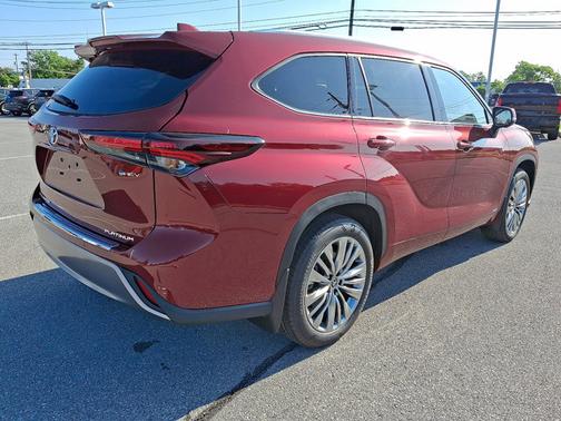 2025 Toyota Highlander Hybrid Platinum