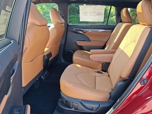 2025 Toyota Highlander Hybrid Platinum