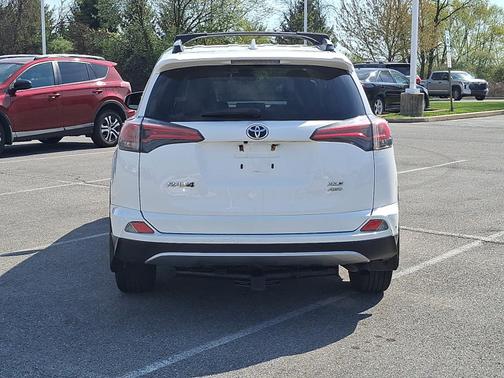 SUPER WHITE 2018 Toyota RAV4 XLE