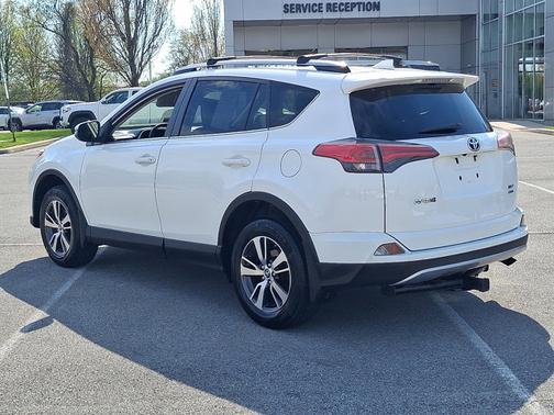 SUPER WHITE 2018 Toyota RAV4 XLE