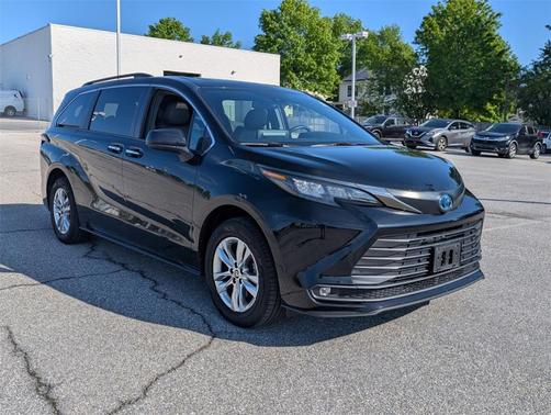 2022 Toyota Sienna XLE Woodland Edition