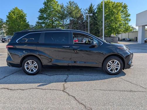 2022 Toyota Sienna XLE Woodland Edition