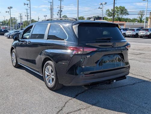 2022 Toyota Sienna XLE Woodland Edition