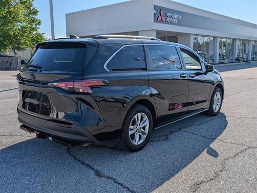 2022 Toyota Sienna XLE Woodland Edition