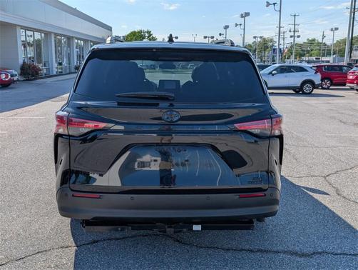 2022 Toyota Sienna XLE Woodland Edition