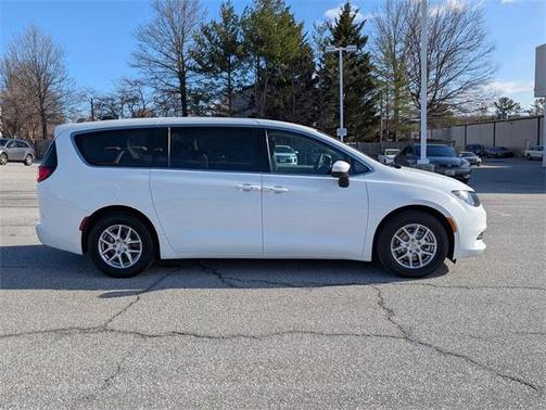 2023 Chrysler Voyager LX