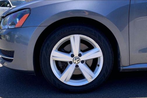 Platinum Gray Metallic 2014 Volkswagen Passat 2.5L SE