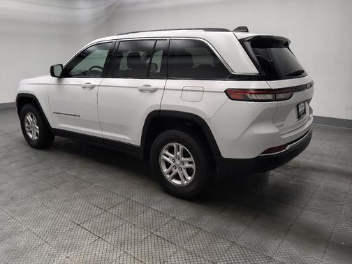 Bright White Clearcoat 2023 Jeep Grand Cherokee Laredo