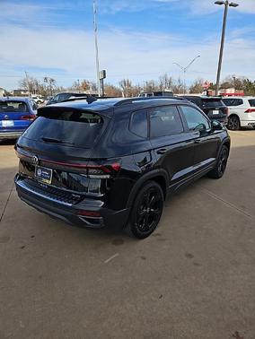 2025 Volkswagen Taos 1.5T SE Black