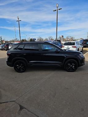 2025 Volkswagen Taos 1.5T SE Black