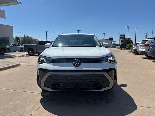 Pure White 2026 Volkswagen Taos 1.5T SE