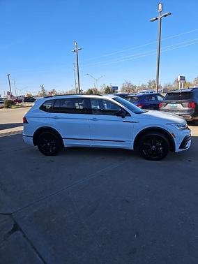 2022 Volkswagen Tiguan 2.0T SE R-Line Black