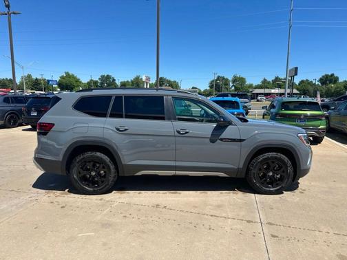 Pure Gray 2026 Volkswagen Atlas 2.0T Peak Edition