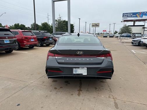 Gray 2024 Hyundai ELANTRA SE