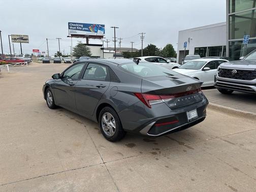 Gray 2024 Hyundai ELANTRA SE