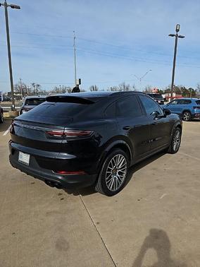 Jet Black Metallic 2022 Porsche Cayenne