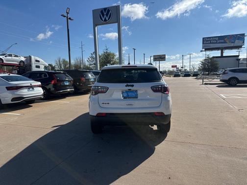 Bright White Clearcoat 2025 Jeep Compass Latitude