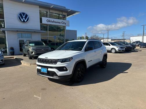 Bright White Clearcoat 2025 Jeep Compass Latitude