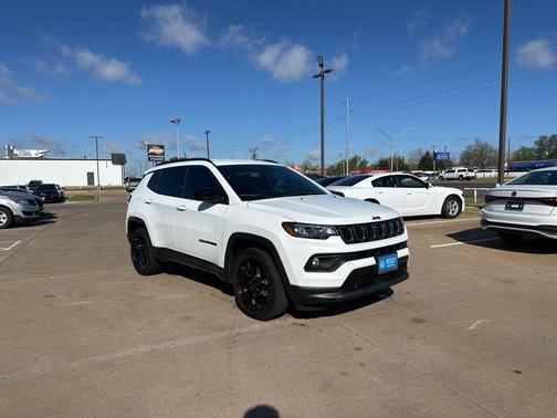 Bright White Clearcoat 2025 Jeep Compass Latitude