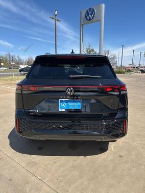 Deep Black Pearl Effect 2026 Volkswagen Tiguan 2.0T SEL R-Line Turbo