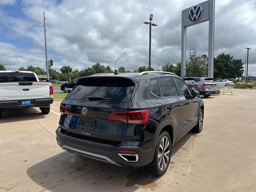 Deep Black Pearl Effect 2023 Volkswagen Taos 1.5T SE