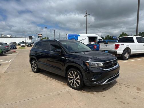 Deep Black Pearl Effect 2023 Volkswagen Taos 1.5T SE