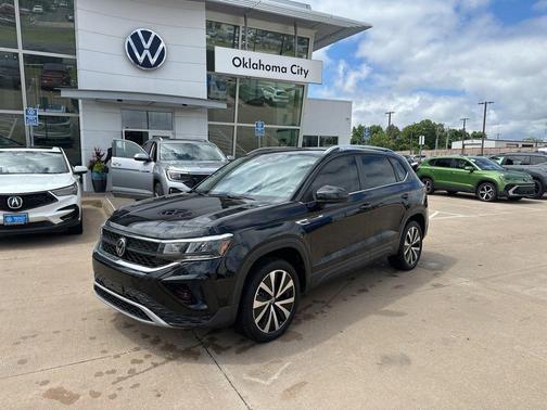 Deep Black Pearl Effect 2023 Volkswagen Taos 1.5T SE