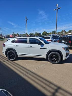 2026 Volkswagen Atlas Cross Sport 2.0T SEL R-Line Black