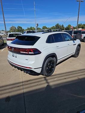 2026 Volkswagen Atlas Cross Sport 2.0T SEL R-Line Black