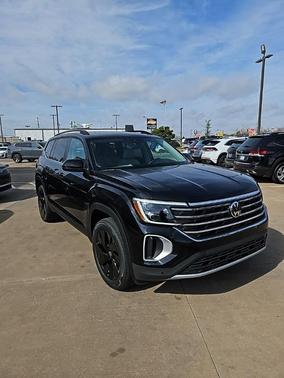 Deep Black Pearl Effect 2026 Volkswagen Atlas 2.0T SE W/TECHNOLOGY