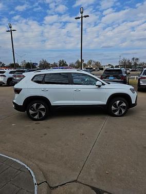 Pure White 2026 Volkswagen Taos 1.5T SE