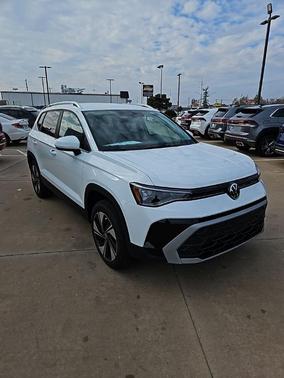 Pure White 2026 Volkswagen Taos 1.5T SE