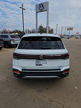 Pure White 2026 Volkswagen Taos 1.5T SE