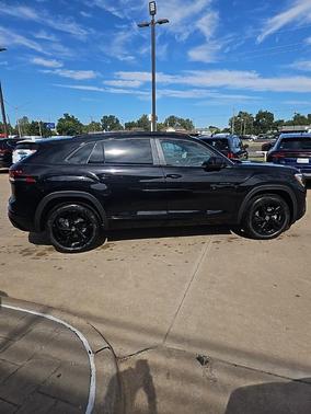 2026 Volkswagen Atlas Cross Sport 2.0T SEL R-Line Black