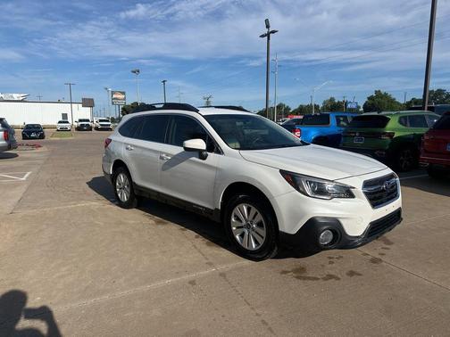 White 2018 Subaru Outback 2.5i Premium