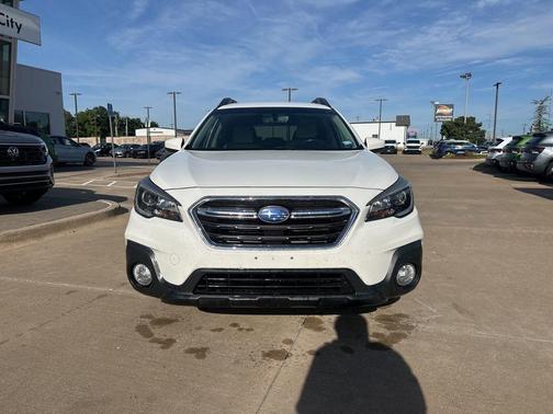 White 2018 Subaru Outback 2.5i Premium
