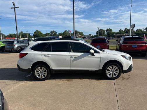 White 2018 Subaru Outback 2.5i Premium