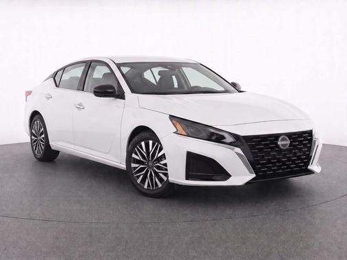 Glacier White 2025 Nissan Altima SV