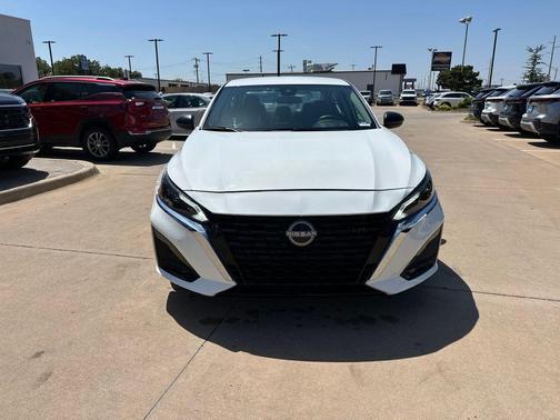 Glacier White 2025 Nissan Altima SV