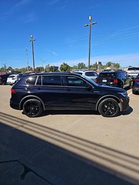 2023 Volkswagen Tiguan 2.0T SE R-Line Black