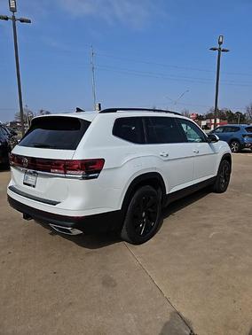 Opal White Pearl 2026 Volkswagen Atlas 2.0T SE W/TECHNOLOGY