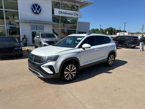 Pure White 2022 Volkswagen Taos 1.5T SE